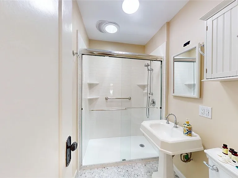 135 N Naomi St — Photo 33