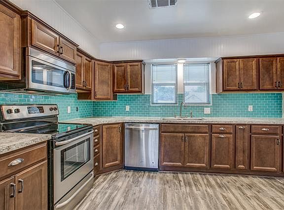 2nd image of 712 Baker St