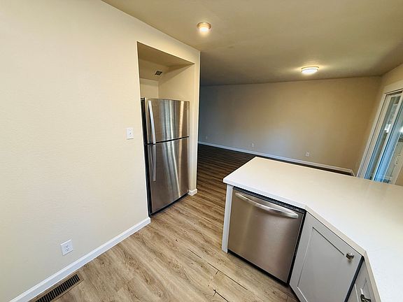 5th image of 949 Sunset Dr #B