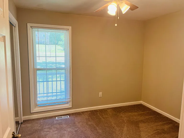 147 N Lake Dr — Photo 23