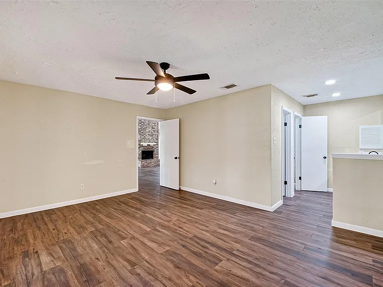 711 Leicester Ln — Photo 26