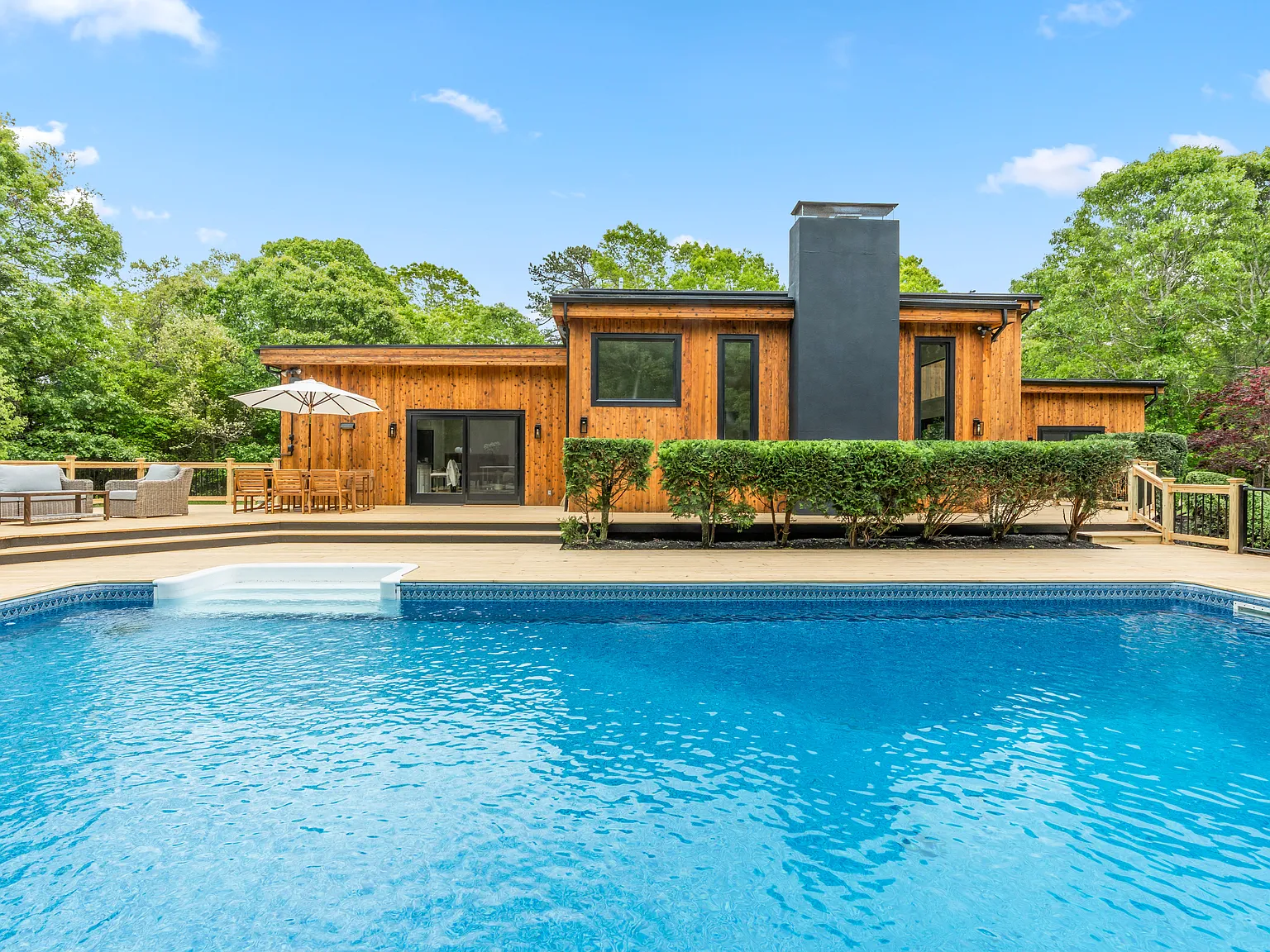 Hampton Bays home, private pool, seamless indoor-outdoor living — Photo 2