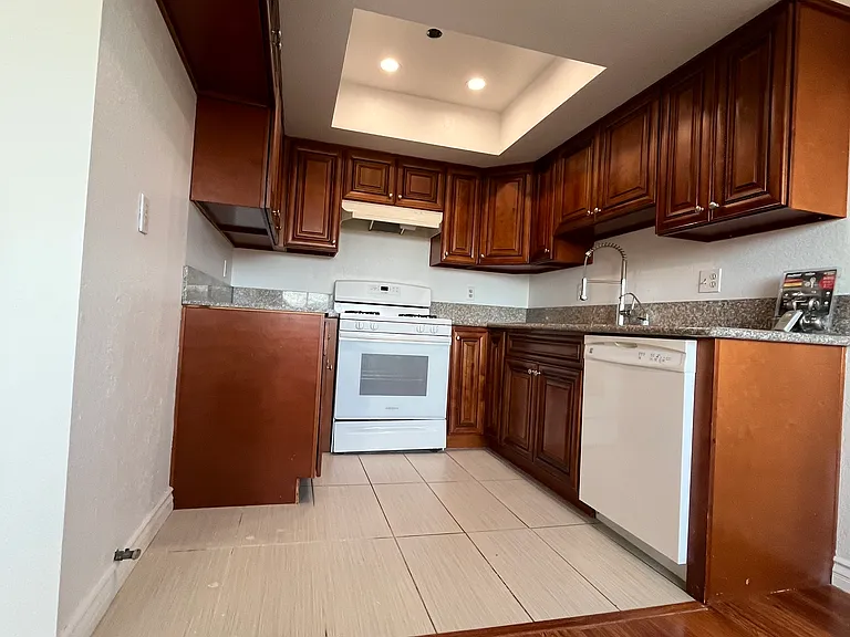 1165 Spazier Ave #202 — Photo 1