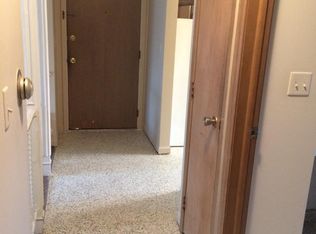 840 Village Quarter Rd APT 2, West Dundee, IL 60118