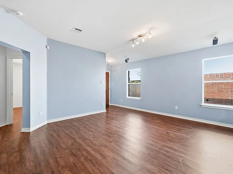 920 Coronation Way — Photo 6