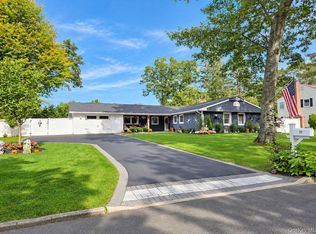 25 Stratton Ln, Stony Brook, NY 11790