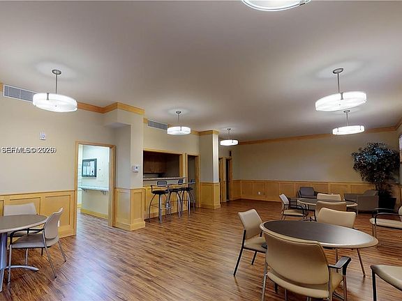 5th image of 800 NE 195th St APT 720