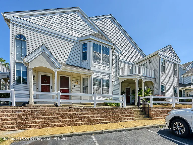 45 Tulip Ln — Photo 1