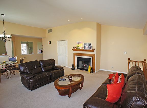 4th image of 571 Grosse Pointe Cir