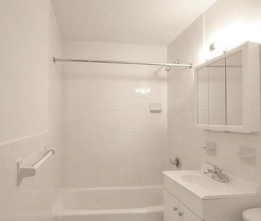 4th image of 546 Main St APT 503