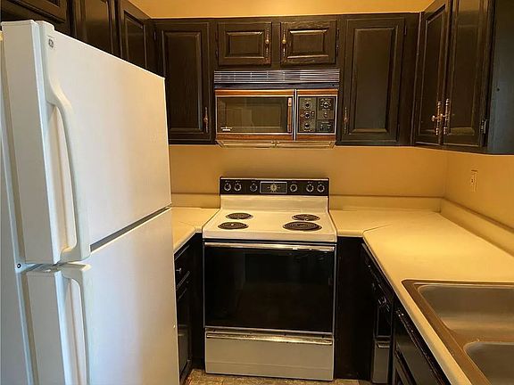 4th image of 915 W 22nd 1/2 St APT 204