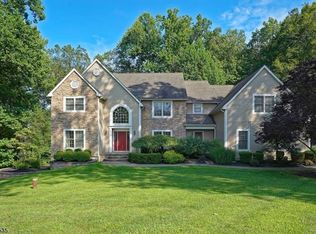 8 Deer Run Rd, Pittstown, NJ 08867