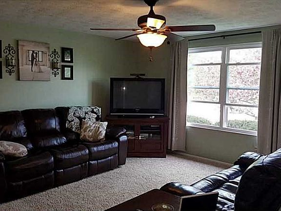 4th image of 889 Olde Farm Ct
