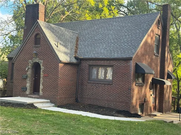 2442 Newton St, Akron, OH 44305