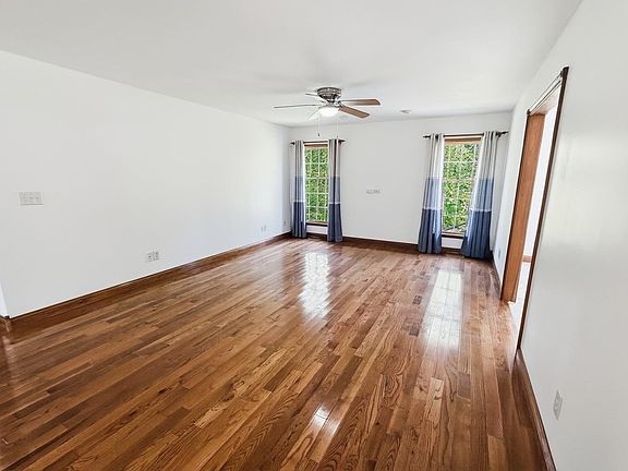 3rd image of 205 Hillview Ln