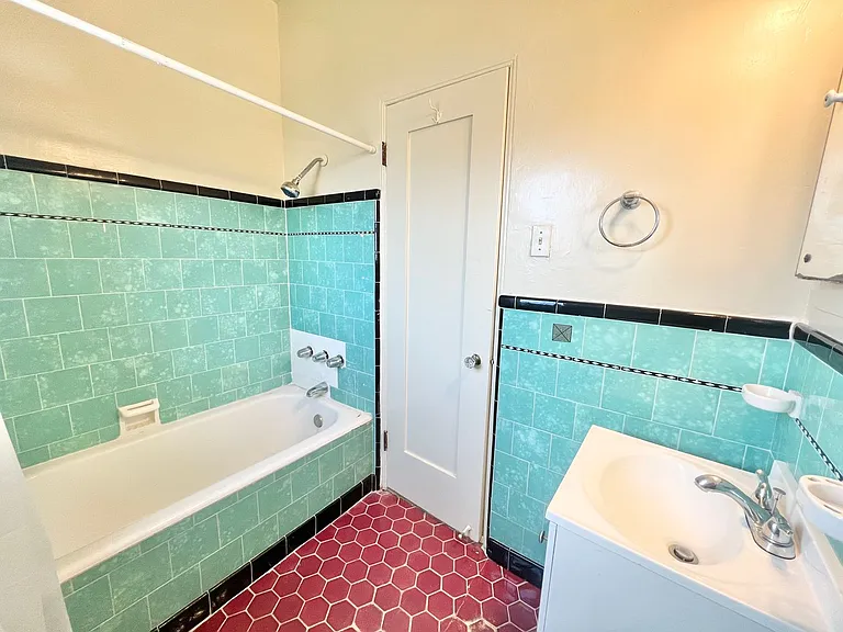 Charming Vintage 1BD/1BA Upstairs Corner Unit Near 7th Street | On-Site Laundry — Photo 8