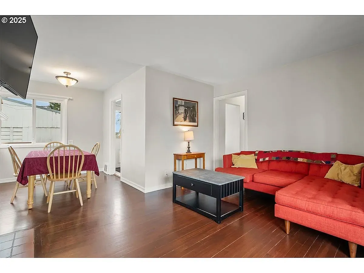 Building Photo - 205 E 38th St #B