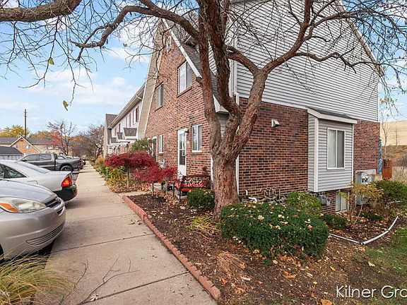 3rd image of 82 Carriage Ln SW #10