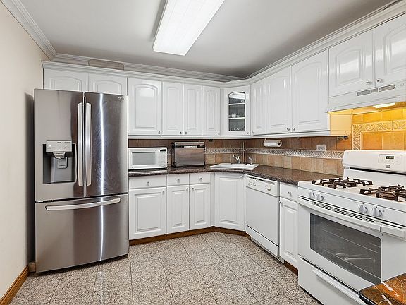 5th image of 2 Bay Club Dr APT 8Z3
