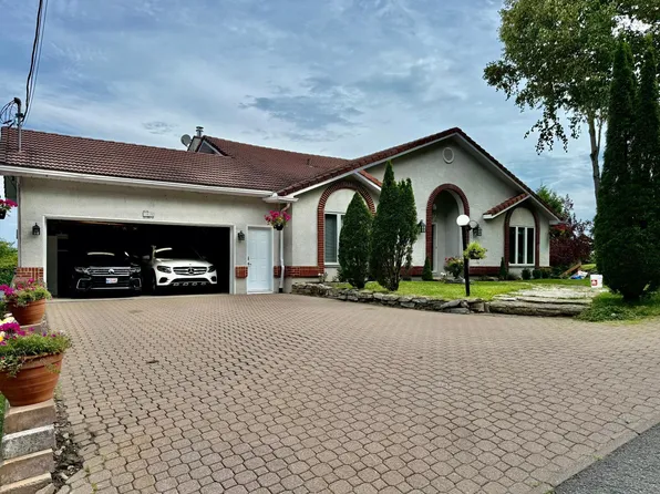 1825 Rue Du Skieur Sainte, Adale, QC J8B 2Y9