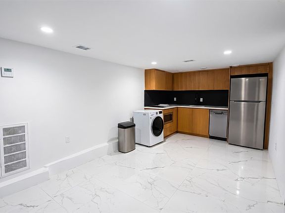 4th image of 2416 E 10th St #B