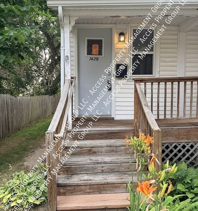 1st image of 142 Langdon Ave NE
