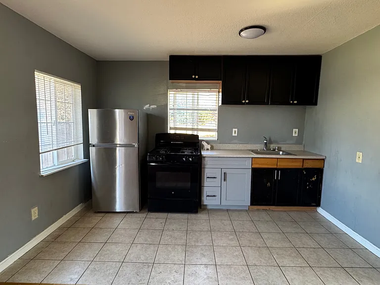 209 Laurel Ave — Photo 1