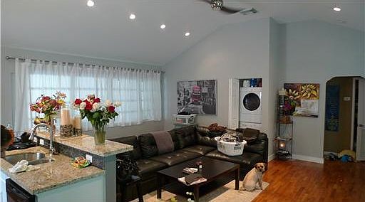 4th image of 544 NE 8th Ave