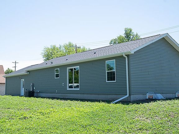 2nd image of 301 W Dakota St