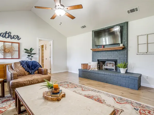 812 Conveyor Dr, Joshua, TX 76058