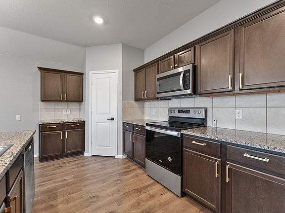 4th image of 2427 Karnack Dr
