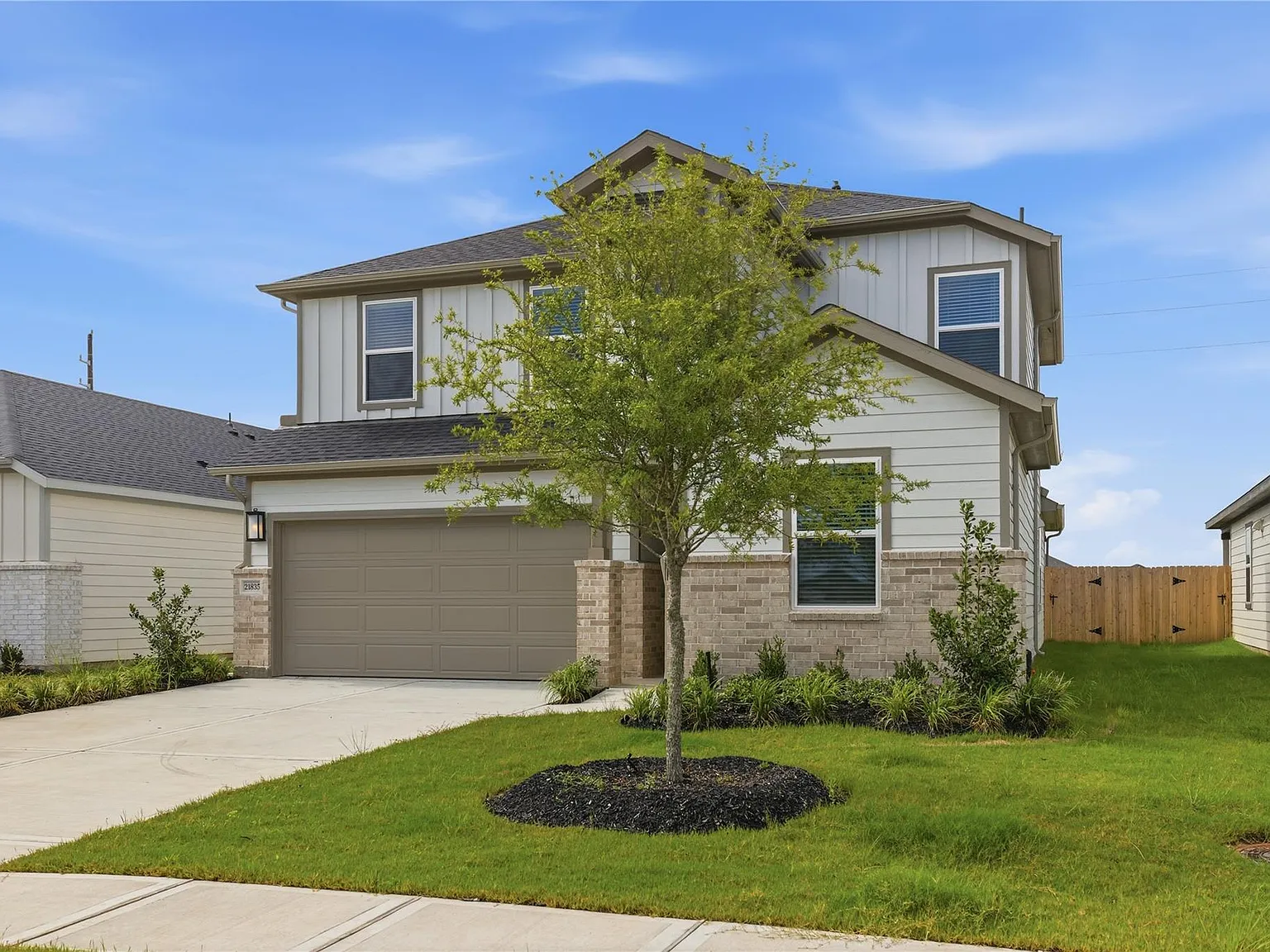 5 bed, 3.0 bath, 2424 sqft, $2,850 — Photo 3