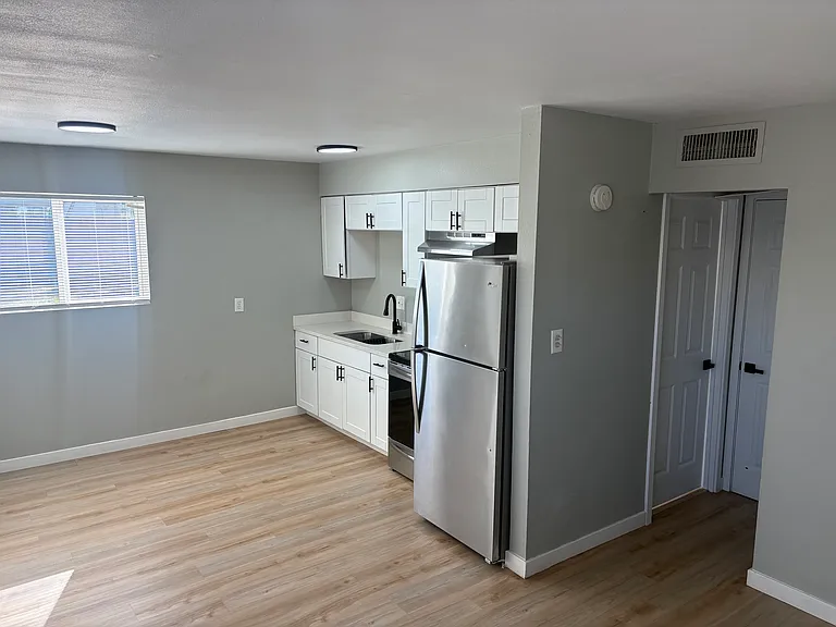 1925 W Village Dr #4 — Photo 7
