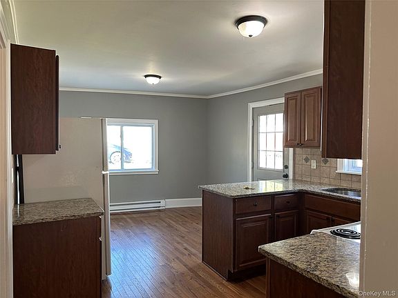 4th image of 104 Oak Street