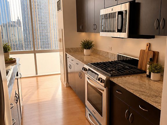 4th image of 8 E Randolph St Unit 3108