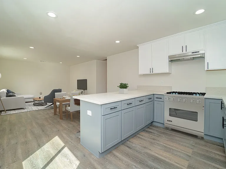 7418 S Hobart Blvd — Photo 10