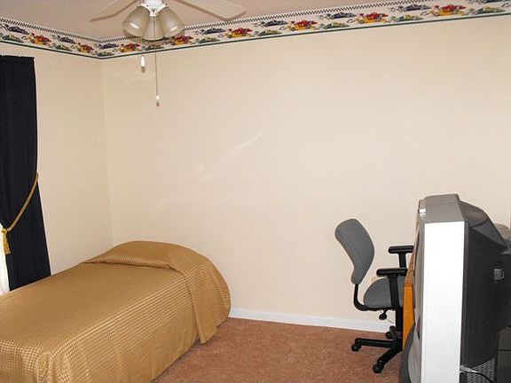 5th image of 802 Sanderson Dr