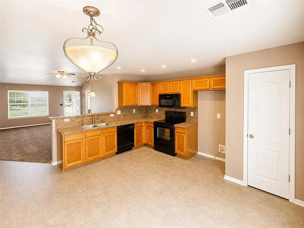 4 bed, 1544 sqft, $2,000 — Photo 2