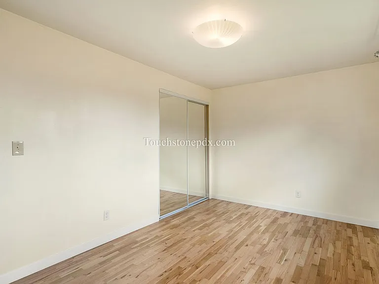6718 SE Center St — Photo 12