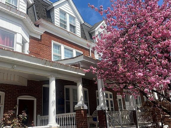 2nd image of 1137 W Green St