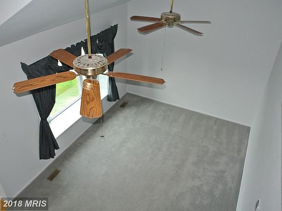 Living Room w/vaulted ceilings