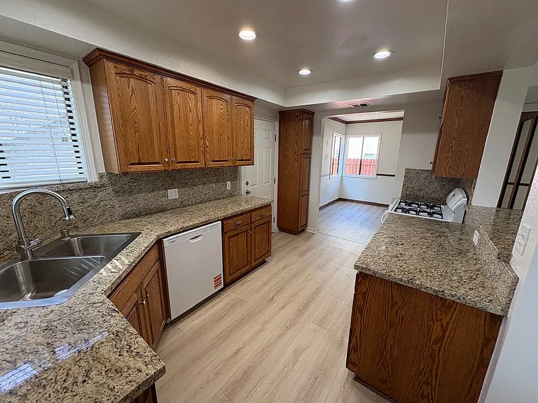 2800 W Victory Blvd — Photo 3