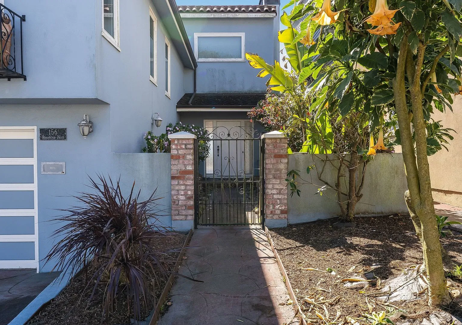 3BR/ 2 1/2 BTH pet friendly house with ocean views, deck, garage and laundry — Photo 3