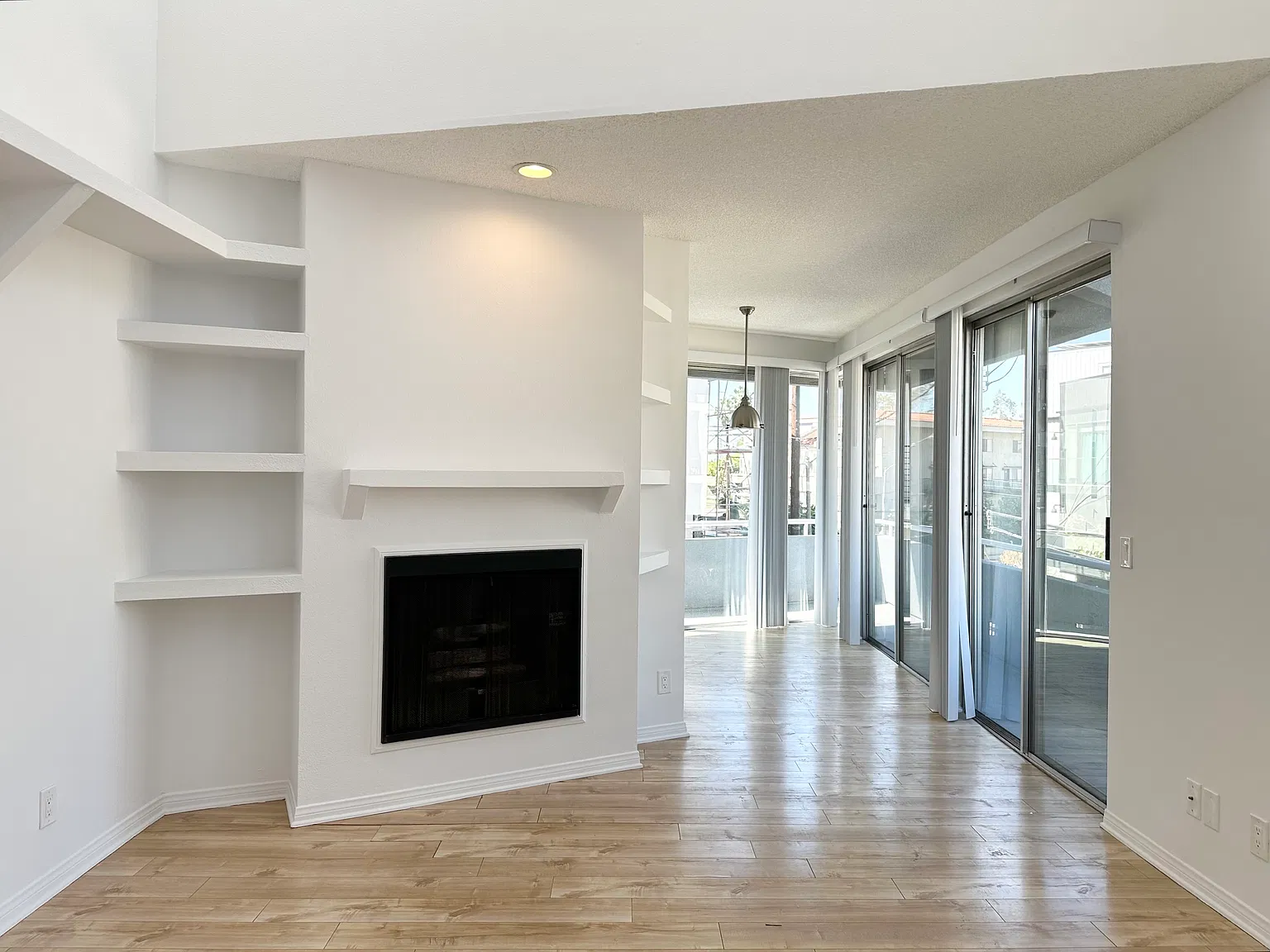 2 bed, 950 sqft, $3,695 — Photo 2