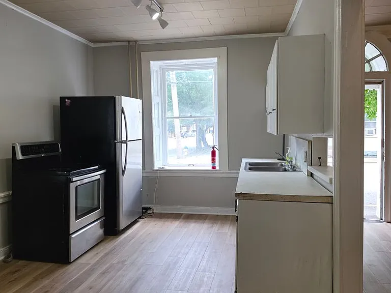 102 N Bedford St — Photo 27