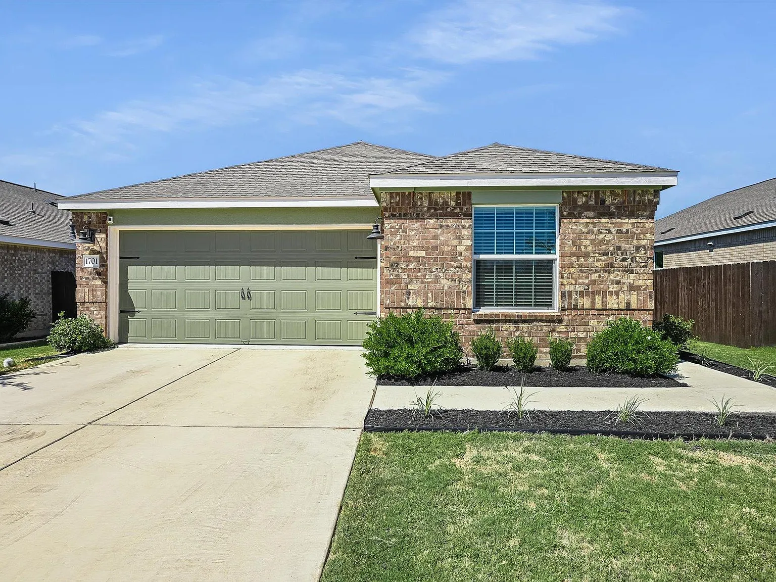 4 bed, 2.0 bath, 1815 sqft, $2,350 — Photo 2