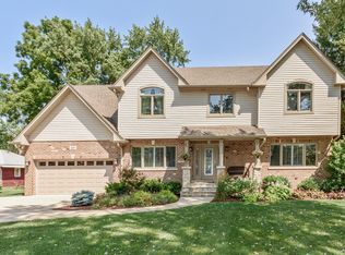 321 Forest View Ave, Elk Grove Village, IL 60007