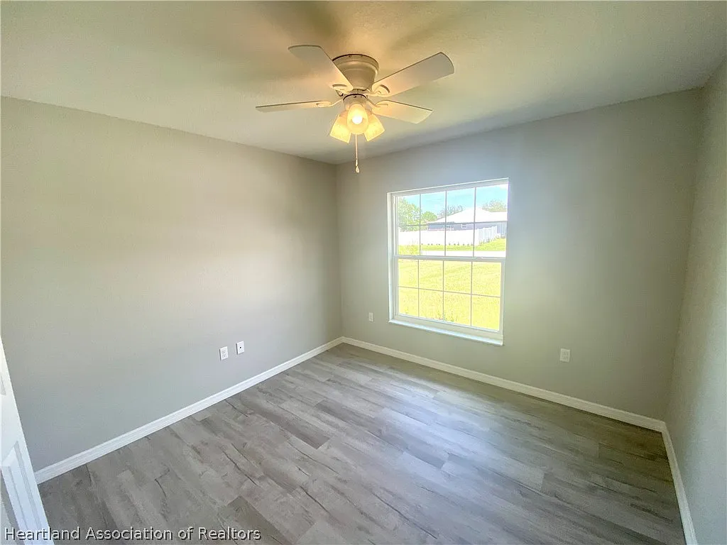 3 bed, 2.0 bath, 1369 sqft, $2,000 — Photo 4