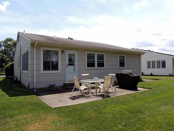 3rd image of 90 Northumberland Dr