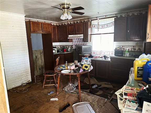 4th image of 54 Pine St